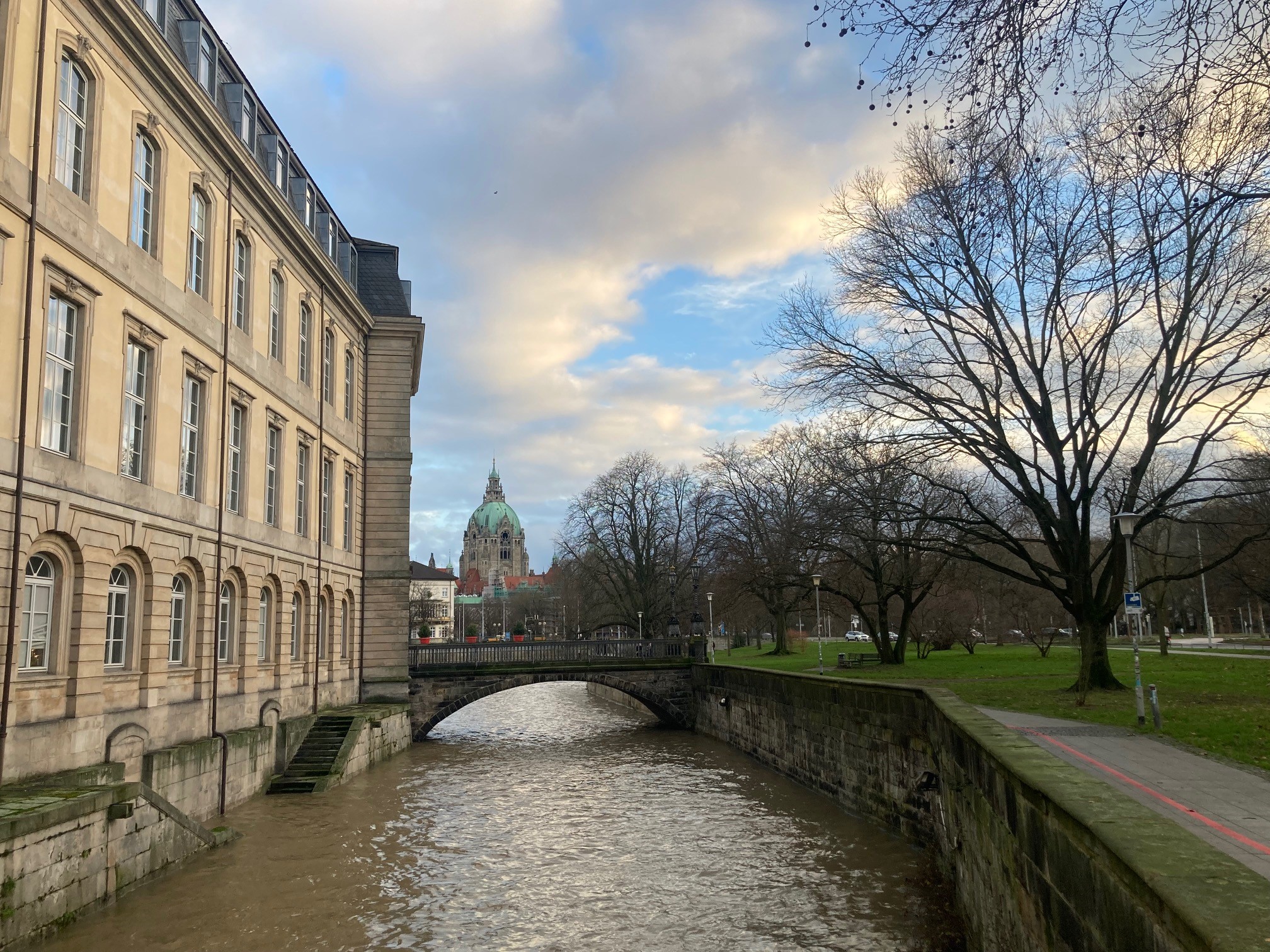 Die Leine am 3.1.2024 am Landtag mt Blick zum Neuen Rathaus.